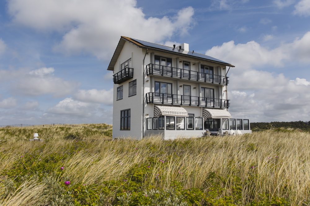 An image of Villa de Horizon in the dunes.